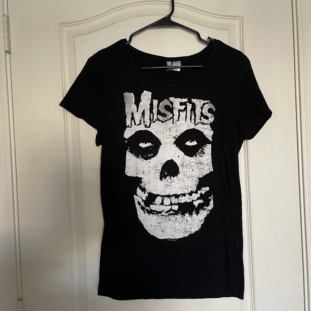 H&M Women’s divided extra Small Misfits band tee